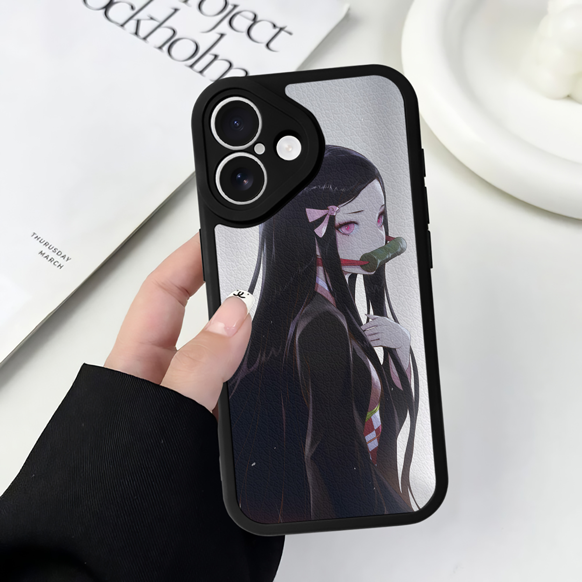 （画像用） 鬼滅の刃（きめつのやいば）竈門 禰󠄀豆子／かまど ねずこ Kamado Nezuko 【iPhone 16シリーズ対応】シリコンスマホケース（レザー調） 材質：シリコン